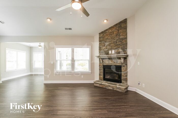 Building Photo - 206 Paradise Hills Cir