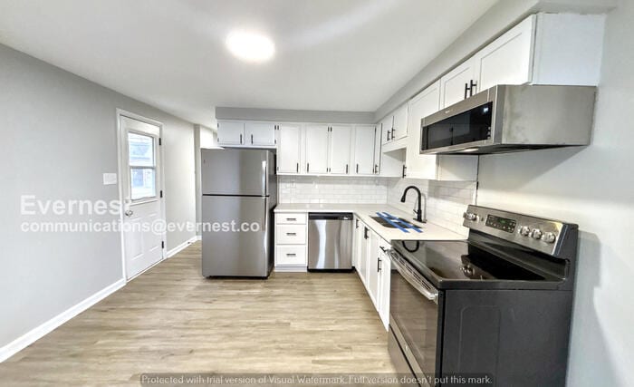 Building Photo - 949 S Harris Ave