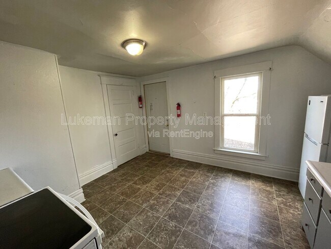 Building Photo - 817 Egleston Ave