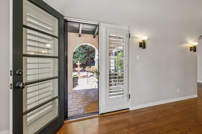 Building Photo - Mediterranean Beauty in Crescent Park – 5B...