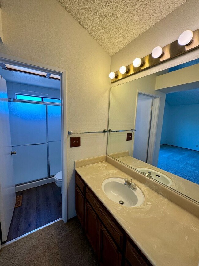 Building Photo - Spacious Home Located in the Desired Diabl...