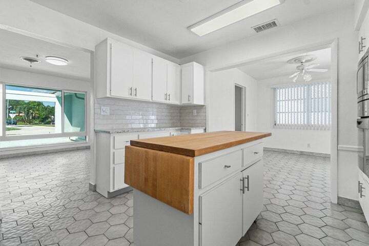 Primary Photo - 5724 NE 15th Ave