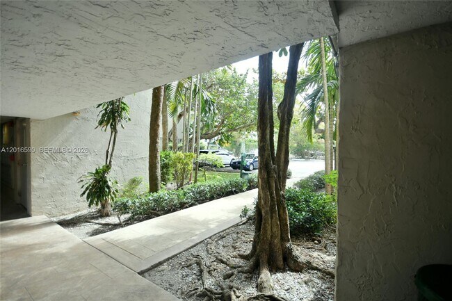 Building Photo - 6884 N Kendall Dr