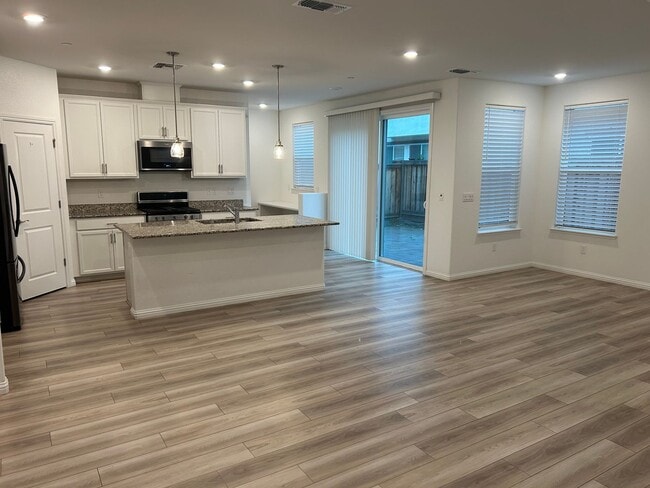 Building Photo - Beautiful 4 Bedroom 3 Bath Brentwood Home