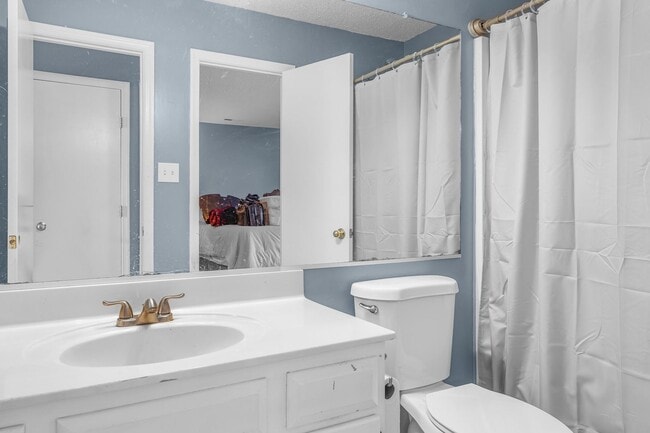 Building Photo - Modern Comfort in the Heart of Chesapeake ...