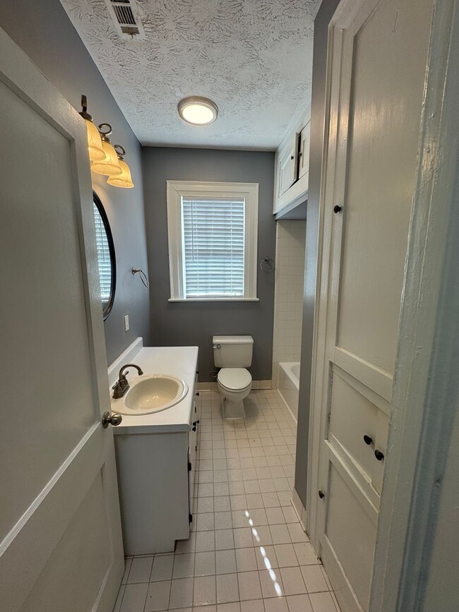 Building Photo - Lovely Cloverdale Idlewild Home