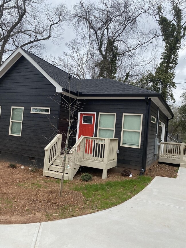 Building Photo - 48 Claire Dr SE