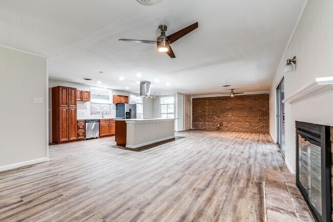 Building Photo - 511 E Hathaway Dr