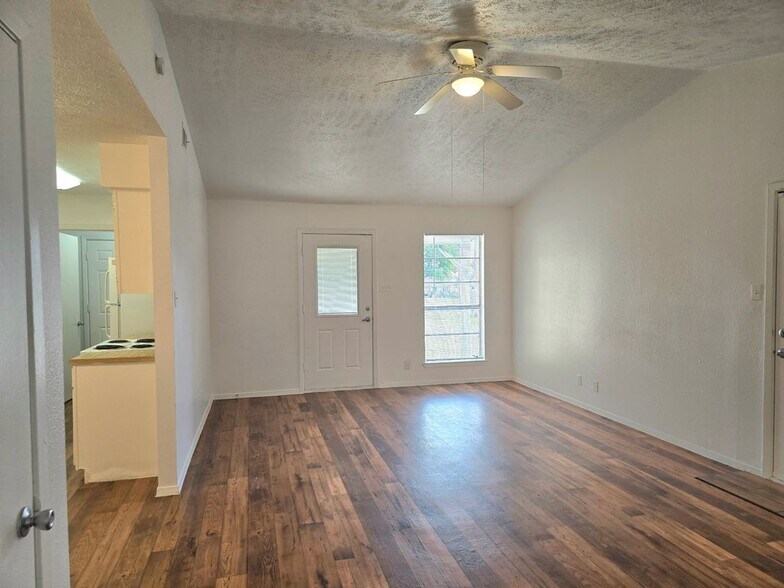 Building Photo - 15208 Spring Hill Ln