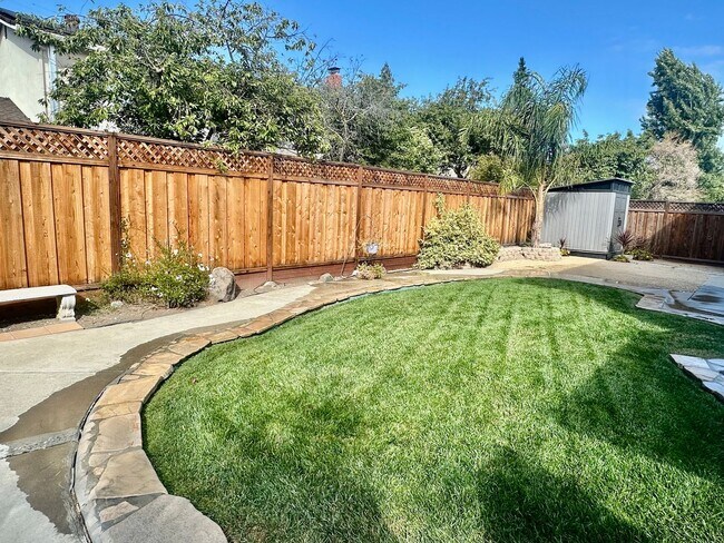 Building Photo - Gorgeous, Spacious and Move In Ready Home!