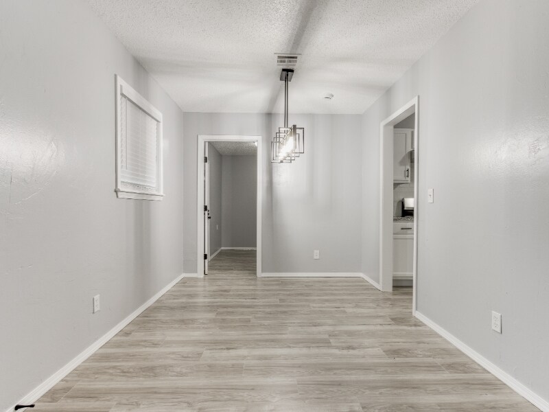 Building Photo - 2104 Linwood Pl