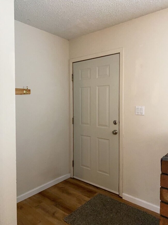 Building Photo - Spacious West-Side Tri-Level Home
