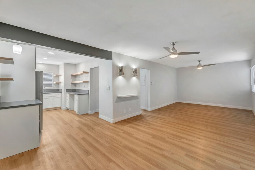 Building Photo - Palm View Village (Furnished Units Available)