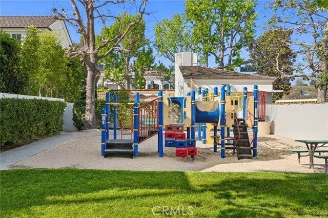 Building Photo - 2572 Bayshore Dr