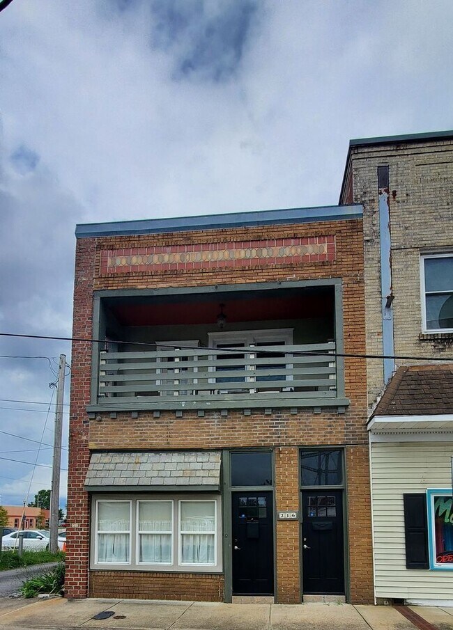 Primary Photo - Beautiful 2BR/1BA Apartment with Utilities Included – Prime Downtown Location