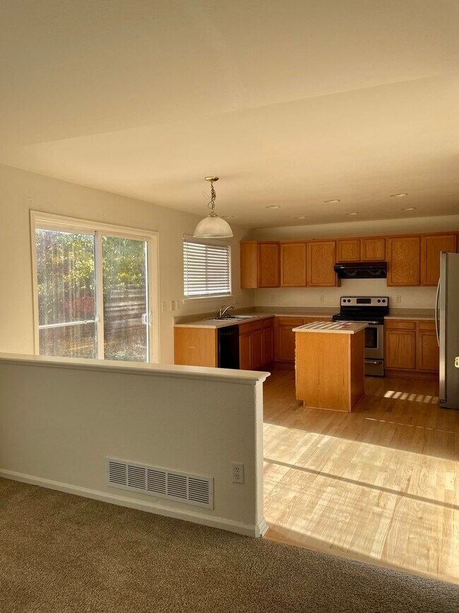 Building Photo - Spacious & Bright 3 Bedroom Home in East L...