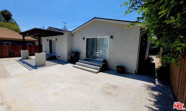 Building Photo - 17629 Burbank Blvd