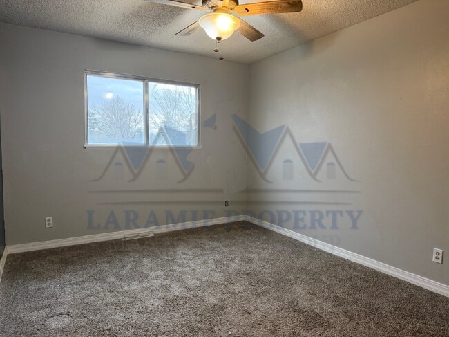 Building Photo - 3 Bedroom Home