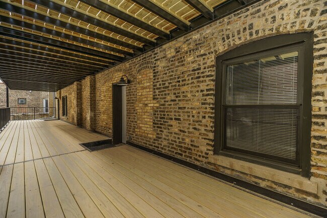 Building Photo - 1915 W Irving Park Rd