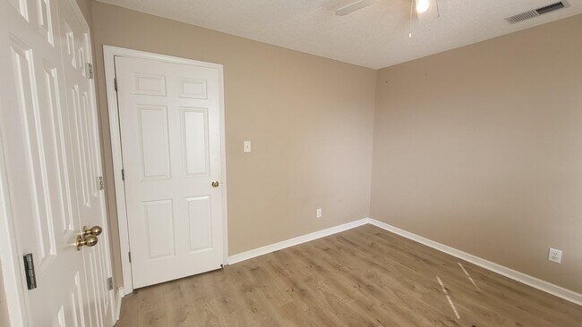 Building Photo - 3991 Sunset Lake Cove