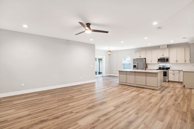 Building Photo - Spacious 2021 home close to beaches and shopping!