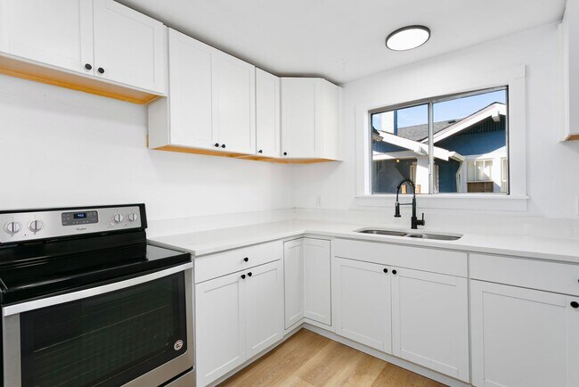 Building Photo - Beautiful 3 bd home close to the hospital