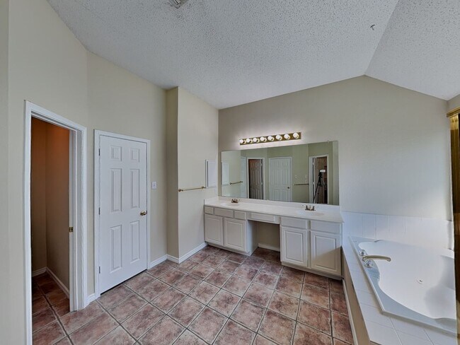 Building Photo - Move-In Special: $500 off the first full m...