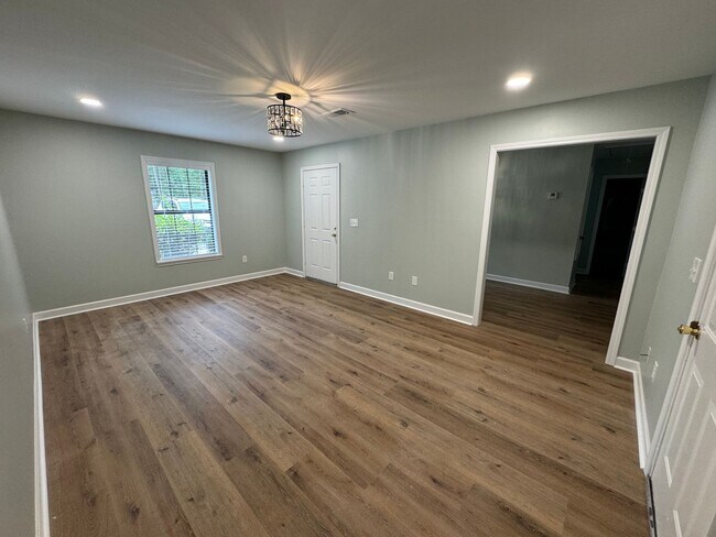 Building Photo - 2 Bed 1 Bath House