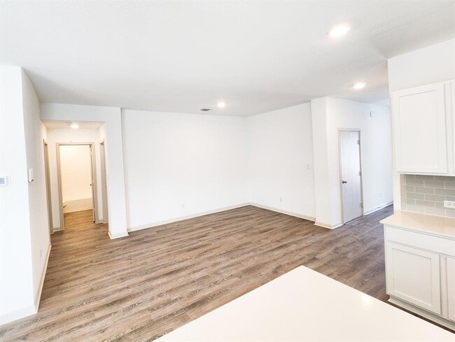 Building Photo - 120 Sweetwater Crk Ln