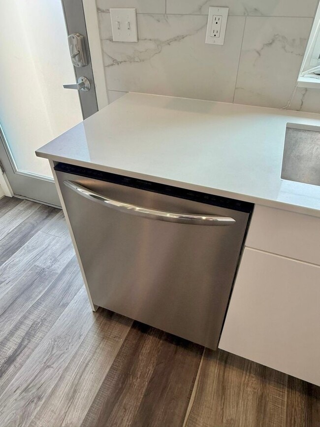 Building Photo - Spacious 8-Bedroom in Ravenna – Centrally Located Near UW and U Village