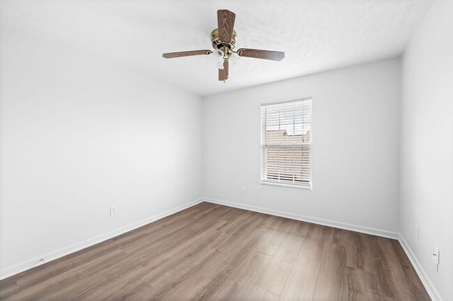 Building Photo - Stunning 3BR/2.5BA Updated Townhome in Pri...