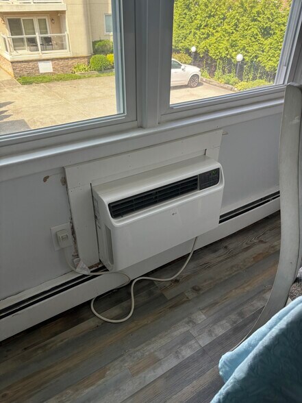 Building Photo - 6 N Newport Ave