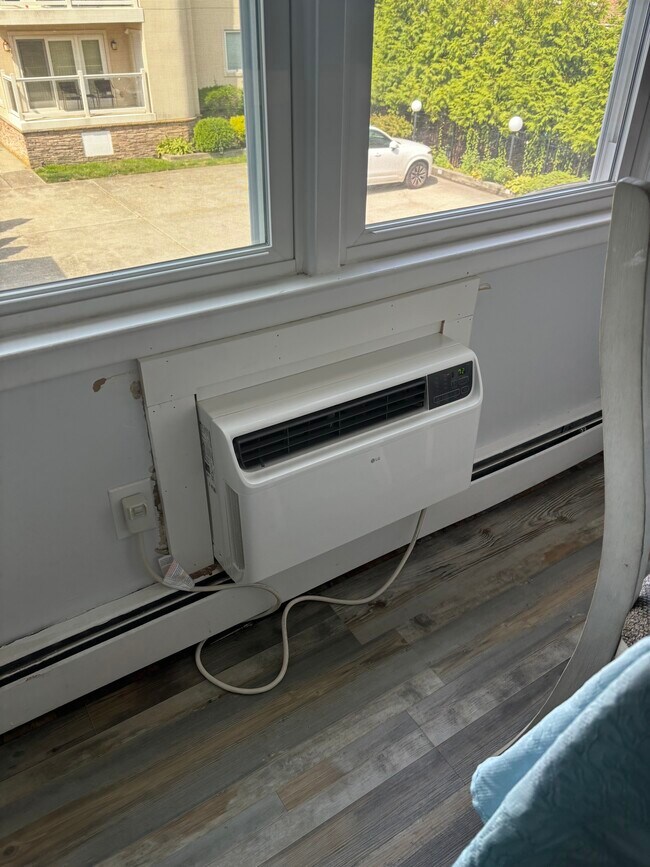 Building Photo - 6 N Newport Ave