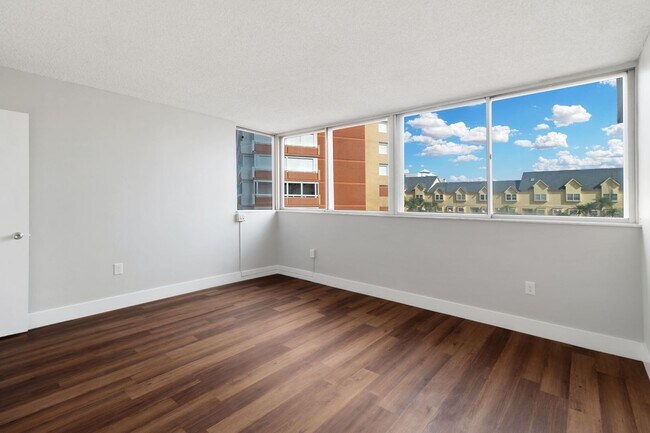Building Photo - Spacious 2-Bedroom Waterfront Condo in Redington Shores – Long-Term Rental!