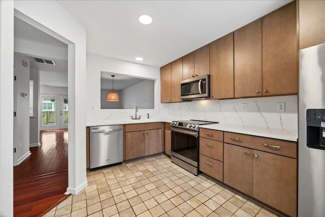 Building Photo - 1371 Le Parc Terrace