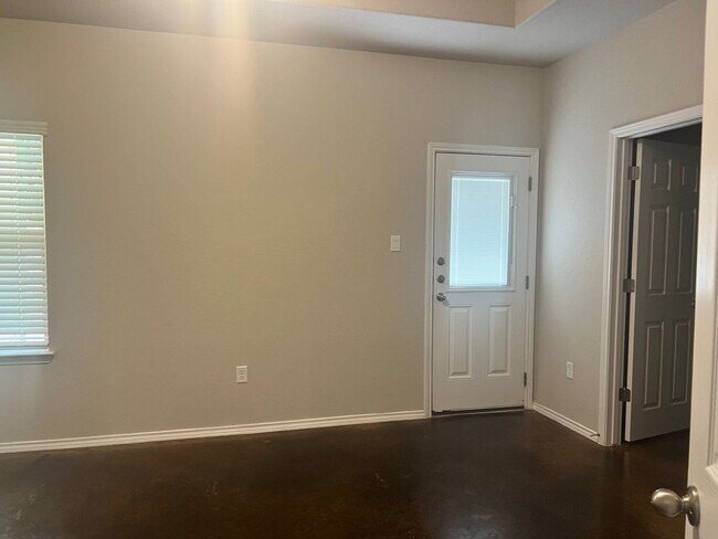 Building Photo - Luxury Duplex in Seguin