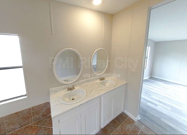 Building Photo - 12556 Palmetto St