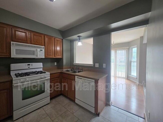 Building Photo - 4351 Hunters Cir W