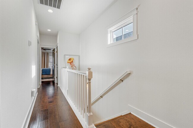 Building Photo - 411 Glenview Dr