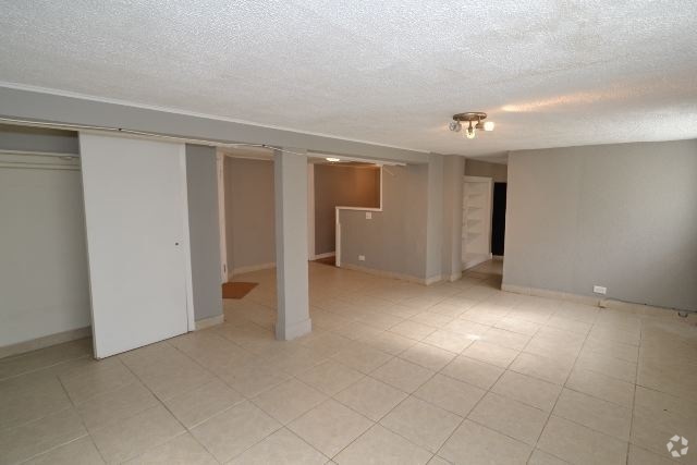 Building Photo - 2043 N Avers Ave