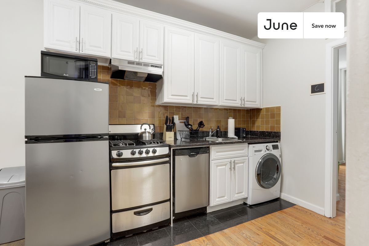 Building Photo - 136 W 109th St