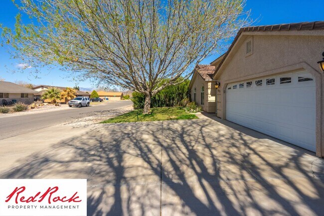 Building Photo - 5 Bedroom Pet Friendly Home!