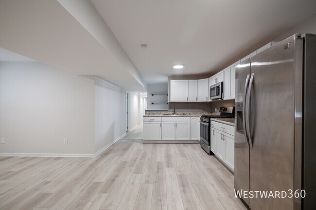 Building Photo - 4018 W Oakdale Ave