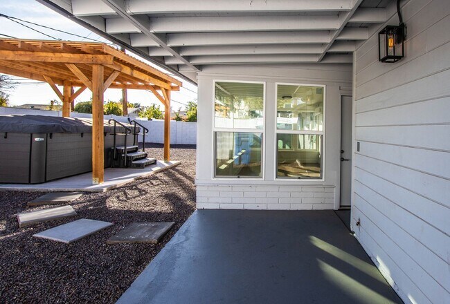 Building Photo - New Rental Price: $2,700 per month (utilities included). Special Conditions: Immediate move-in on...