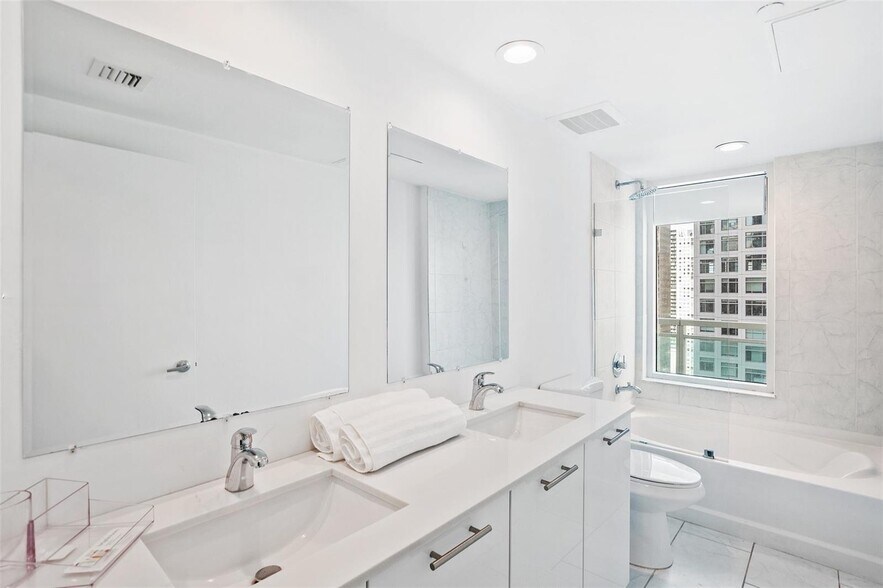 Building Photo - 951 Brickell Ave