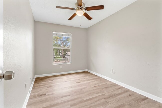 Building Photo - Beautiful Temple Terrace Townhome!