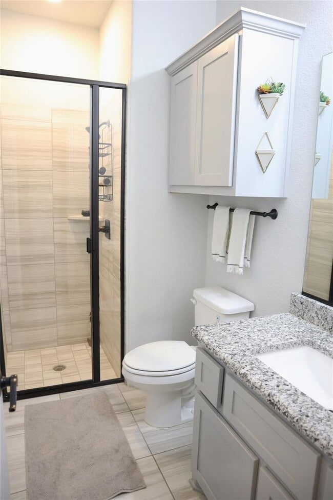 Building Photo - Room to S P R E A D out!