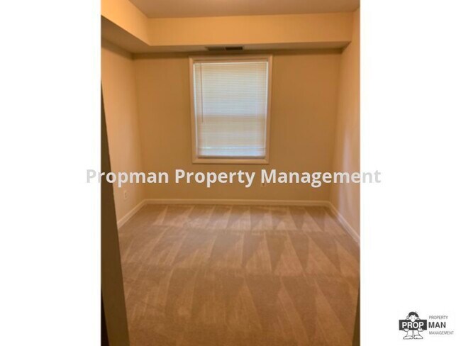 Building Photo - 3814 Lyndhurst Dr