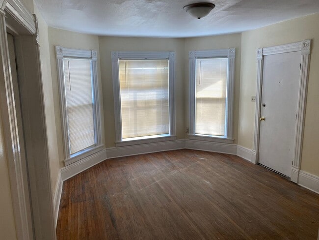 Building Photo - 2 Bedroom Bungalow Near Downtown