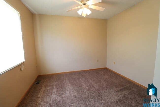 Building Photo - Corner Unit 3 Bedroom TownHome!